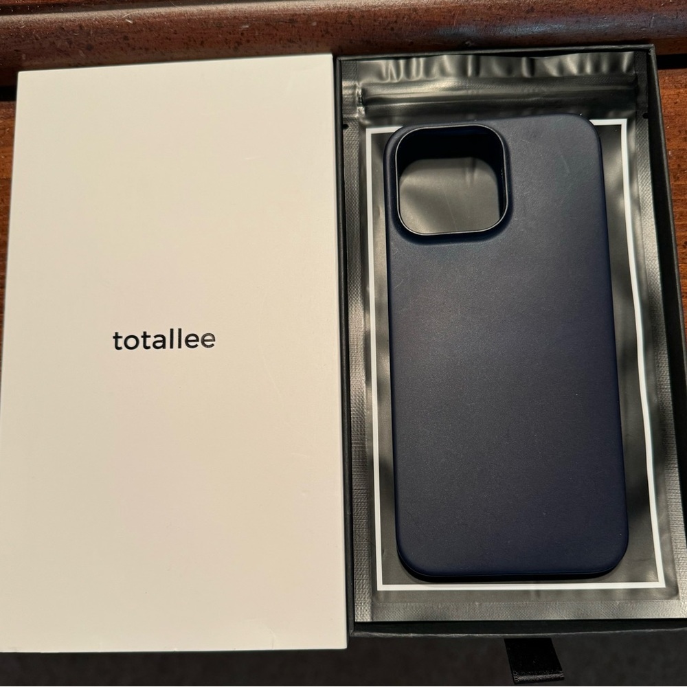 iPhone 15 Pro Max Totallee thinnest case